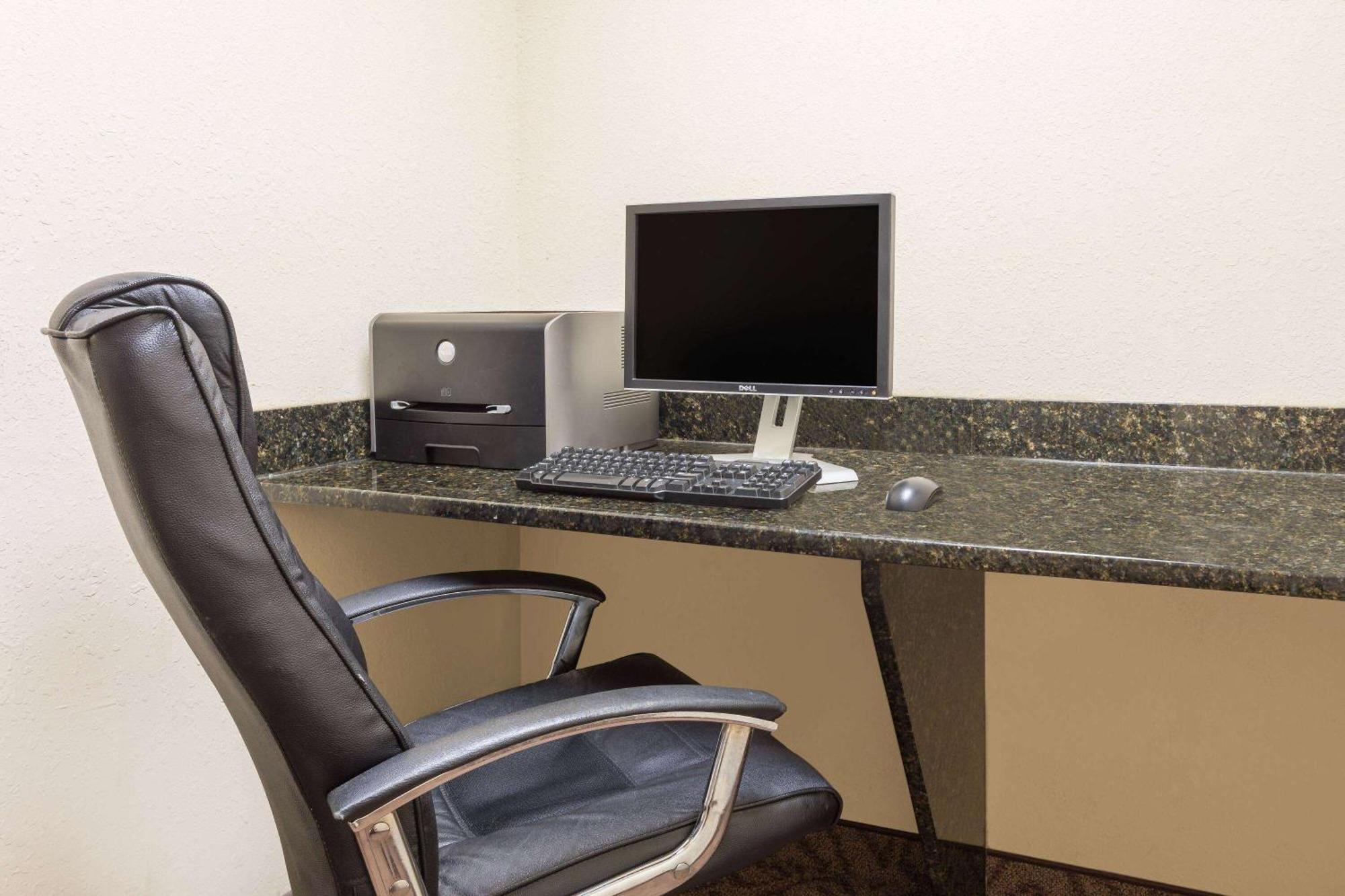 Days Inn By Wyndham Semmes Mobile Exterior foto